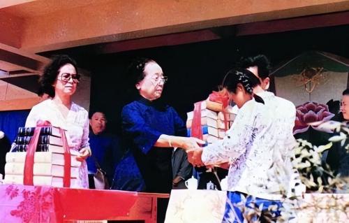 李文正的岳母、独资兴办江口镇华侨中学的李王十二妹（中）
