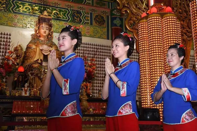မာဇူ အဝတ်အစားနှင့် မျက်နှာဖုံး