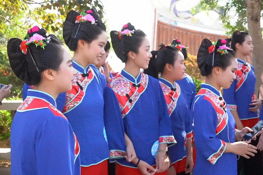 မာဇူ အဝတ်အစားနှင့် မျက်နှာဖုံး
