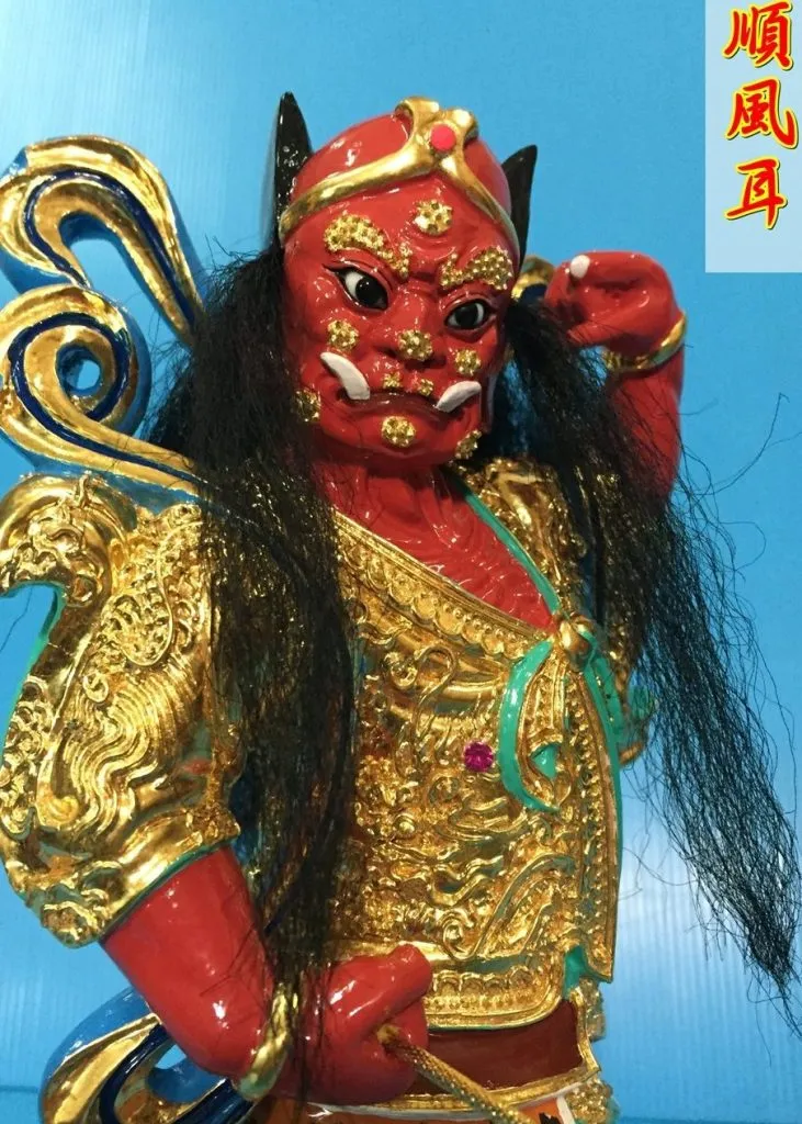 顺风耳的雕像，与妈祖并肩而立，象征着他在妈祖神圣队伍中的不可或缺的地位。