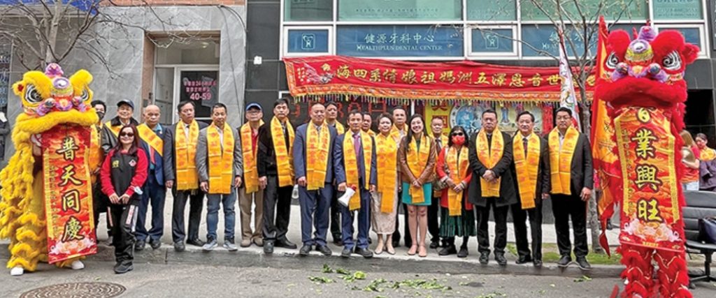 朱荣斌和黄明萍在纽约的妈祖祖庙办公楼