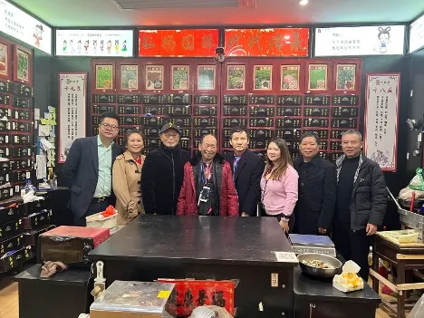 Mingping Huang နှင့် Zhu Rongbin ဆေးဆိုင်မှာ တွေ့ဆုံဆွေးနွေးနေစဉ်