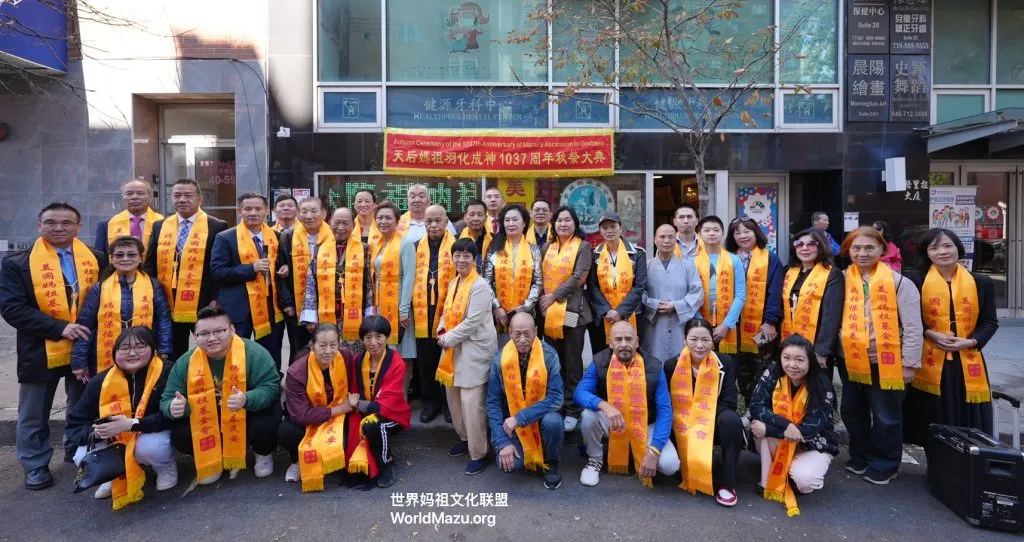 နယူးယောက် Flushing ရှိ မာဇုဘုရားကျောင်းရှေ့တွင် Mingping Huang [黄明萍]