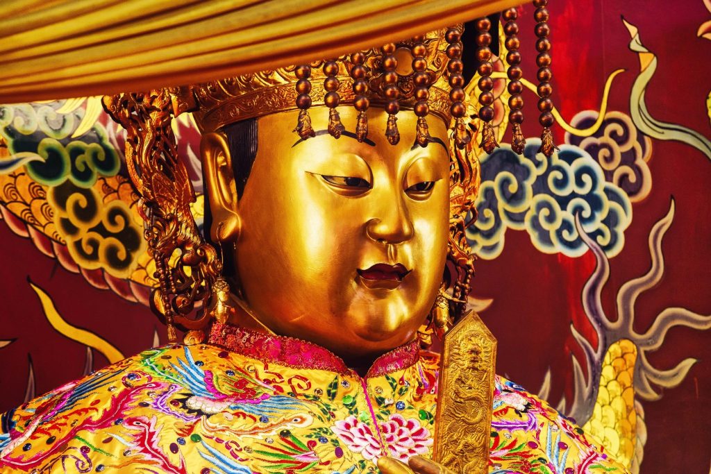 မာဇူသည် မိမိလက်ထဲတွင် ဘာကိုင်ထားသလဲ?
