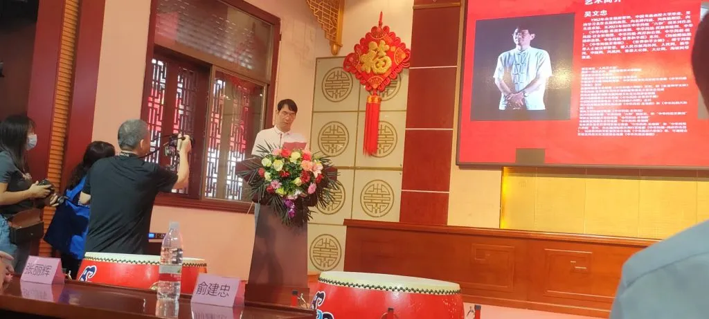 နေရာ: ပုတီးအမည်ရှိ မြို့ပြတုခေတ်အနုပညာစင်တာ ပွဲရဲ့ အကြောင်းအရာ: တရုတ်မာဇူးယဉ်ကျေးမှု အပြန်အလှန်ဖလှယ်ရေးအသင်း၏ ၂၀ နှစ်ပြည့်အထိမ်းအမှတ် 'မာဇူးကာနီဗယ်' အခမ်းအနား