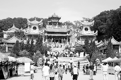 湄洲妈祖祖庙西轴线建筑群，包括正殿、寝殿、钟鼓楼等。