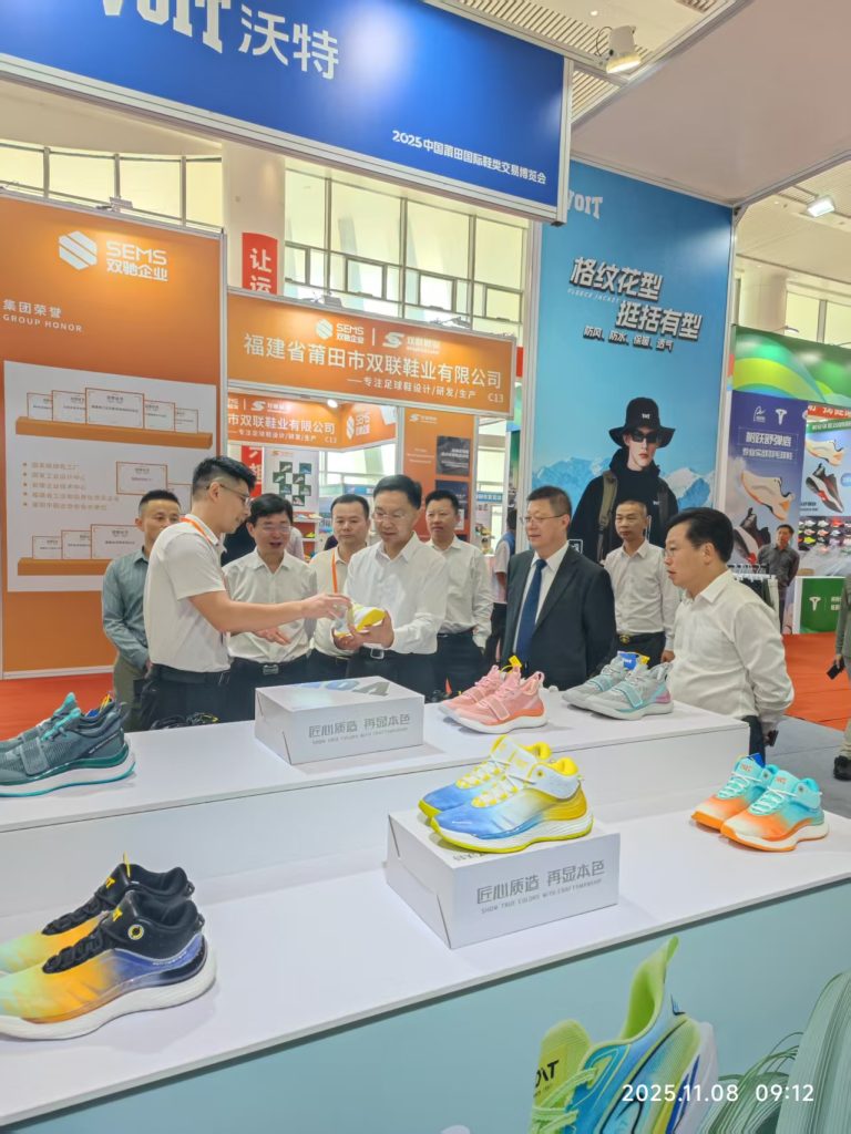 莆田市戴龙龙市长和沃特总经理蔡益辉亲切交谈