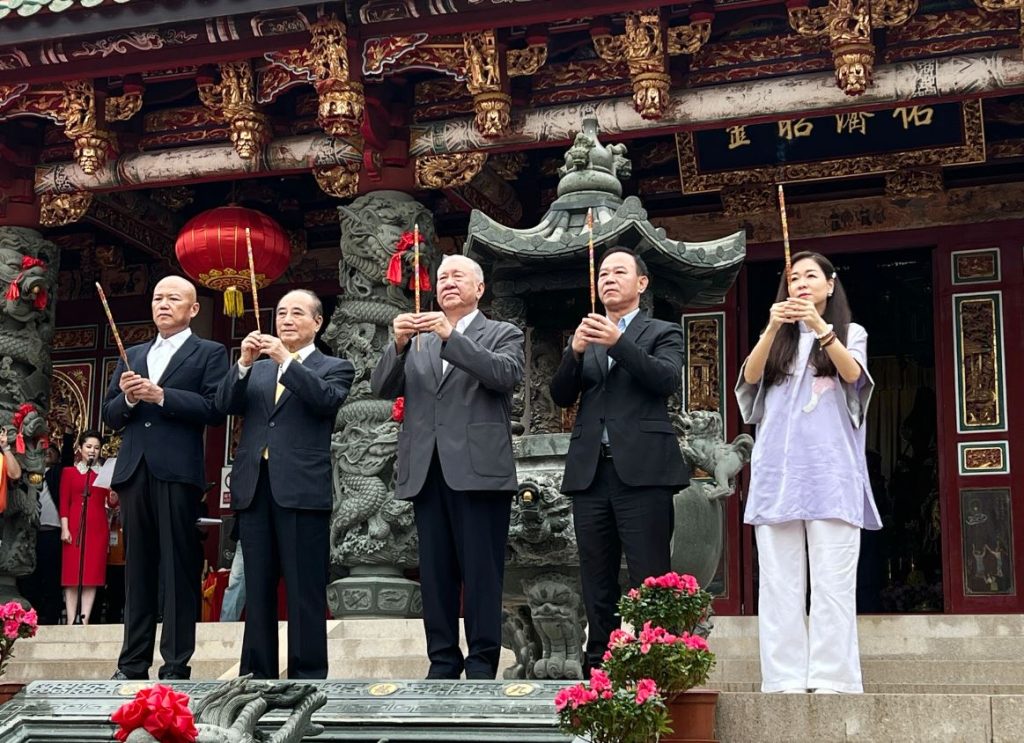 第十八届澳门国际妈祖文化旅游节组委会主席陈明金、台湾中华传统宗教总会荣誉理事长王金平、全国政协副主席何厚铧、湄洲妈祖祖庙董事长林金赞、执行主席颜奕萍上香