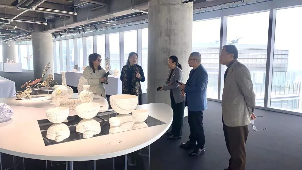 世界头条中国运营团队参观英蓝国际发起的第四届“中国白”国际陶瓷艺术大奖赛入围的作品展