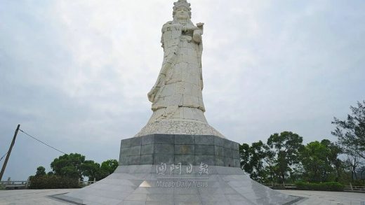 ဤနေရာတွင် မာဇူးရုပ်ပုံကြီးသည် ကမ္ဘာပေါ်တွင် အမြင့်ဆုံးဖြစ်သည်