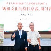 第十九届妈祖文化旅游节组委会主席陈明金【左】与【World Headlines】世界头条罗福金【右】合影