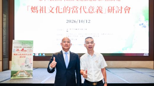 第十九届妈祖文化旅游节组委会主席陈明金【左】与【World Headlines】世界头条罗福金【右】合影